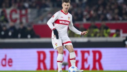 记者：曼联明天不太可能签中场，关于斯蒂勒的说法不实